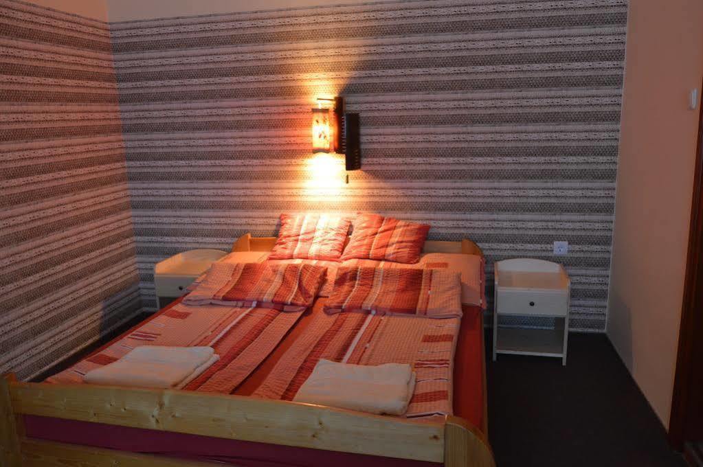 エゲル Flamingo Vendeghaz Bed & Breakfast エクステリア 写真